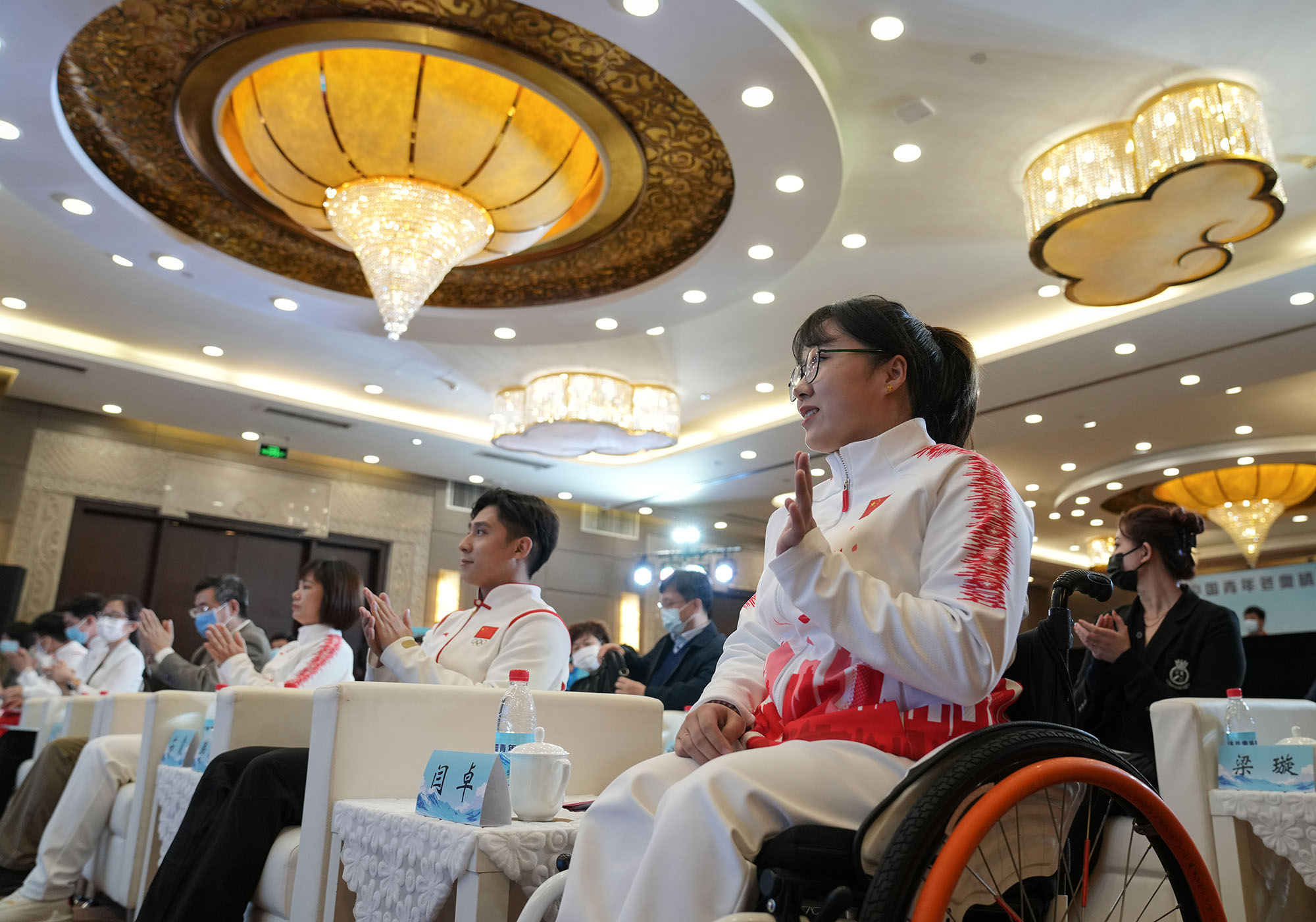 4月13日下午,北京,“中国青年冬奥精神分享会”上,主持人介绍闫卓等参会的2022年北京冬奥、冬残奥冠军。当日,3位北京冬奥会冠军武大靖、高亭宇、韩聪和3位北京冬残奥会冠军杨洪琼、闫卓、陈建新出席“中国青年冬奥精神分享会”,讲述自己的体育人生。中青报·中青网记者 李峥苨/摄 4月13日下午,北京,“中国青年冬奥精神分享会”上,主持人介绍闫卓等参会的2022年北京冬奥、冬残奥冠军。当日,3位北京冬奥会冠军武大靖、高亭宇、韩聪和3位北京冬残奥会冠军杨洪琼、闫卓、陈建新出席“中国青年冬奥精神分享会”,讲述自己的体育人生。中青报·中青网记者 李峥苨/摄